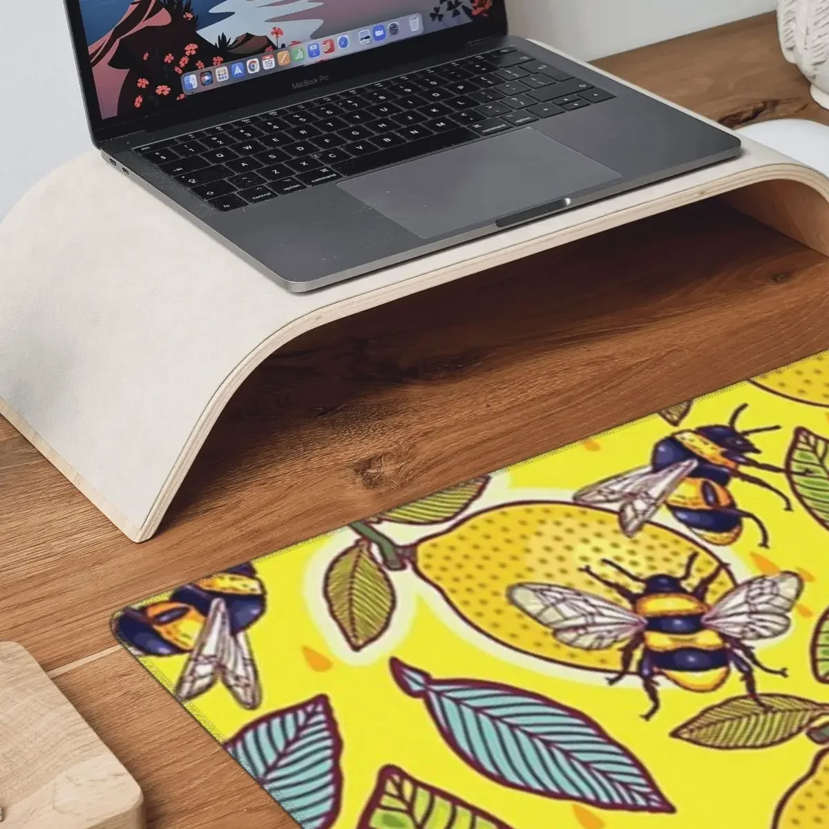 Yellow Lemon And Bee Garden La - đánh giá và giá Yellow Laptop Accessories